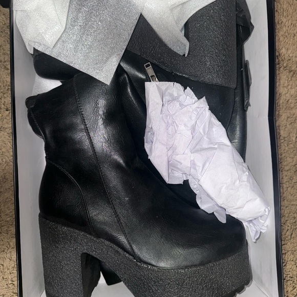 LAMODA KNEE HIGH PLATFORM SHOES - Picture 2 of 3